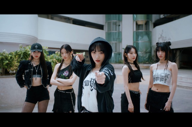 LE SSERAFIM、最新アルバム収録曲のMVで高度なダンスパフォーマンス披露！ 画像