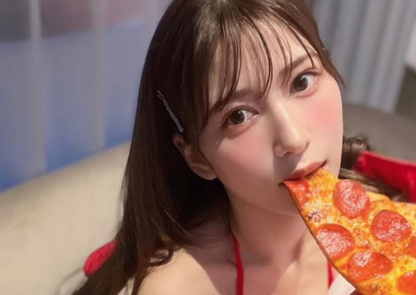 雪平莉左、袋とじグラビアオフショット公開!赤ビキニでセクシーに肌見せ 画像