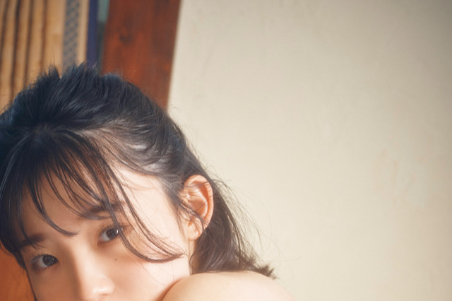 “1000年に1度の童顔巨乳”花咲ひより、ブラをセクシーに外した刺激的カット! 画像