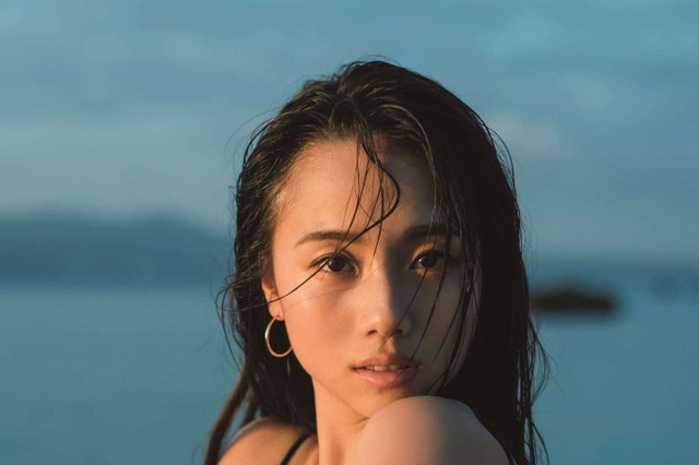 伊原葵、“100万人が惚れるカラダ”を初写真集で披露!水着やランジェリー姿にも挑戦 画像