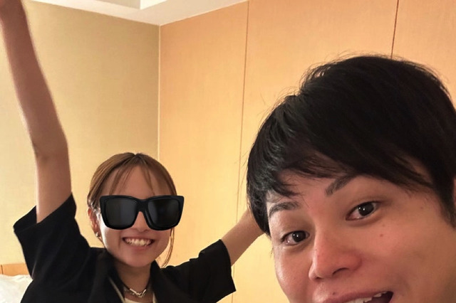 ノンスタ井上、妻と最新宿泊型リアル脱出ゲームに参加！変装中の妻との2ショット公開 画像