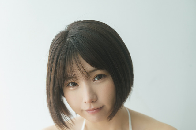 “素のえなこ”を撮影!シンプルテイストで25P越えグラビア! 画像