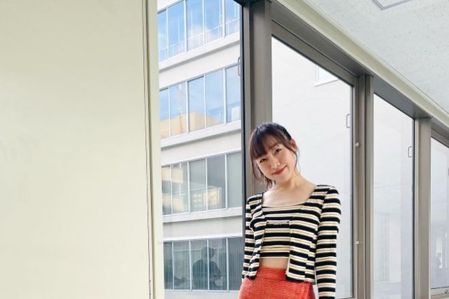 須田亜香里、森高千里リスペクトのミニスカ美脚ショット公開 画像