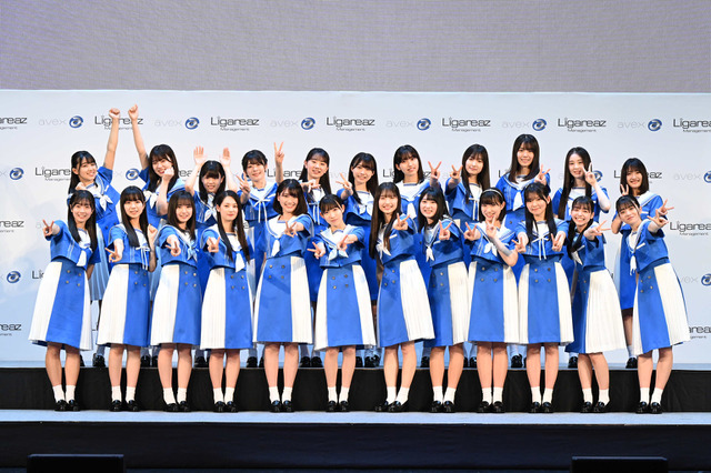 秋元康プロデュース新アイドル「僕が見たかった青空」、「FNS歌謡祭」でテレビ初歌唱 画像