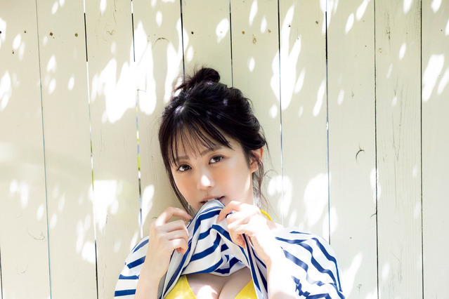 「大阪で一番かわいいアイドル」橋本つむぎ、『FLASH』で健康的なビキニ姿を披露 画像