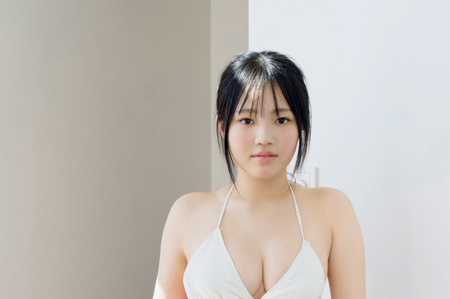 現役女子高生・鈴原すず、話題沸騰ボディを披露 画像