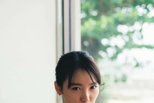 飯豊まりえ、デビュー15周年記念写真集！企画立案からすべて本人プロデュース 画像