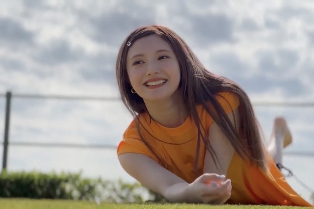 安斉かれん、8月発売の1st写真集から笑顔で芝生に寝そべるオフショット公開！ 画像