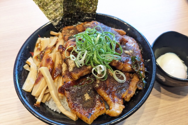 【実食】「三田製麺所×伝説のすた丼屋」夏の最強スタミナコラボ飯が誕生! 画像