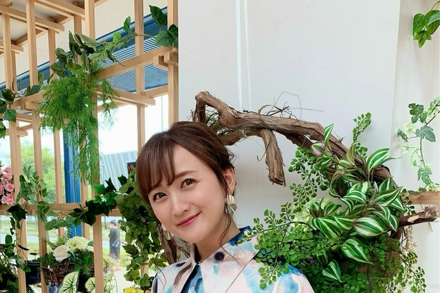 小松彩夏、爽やかブルーのシャツワンピを着こなし「お気に入り！どうですか？」 画像