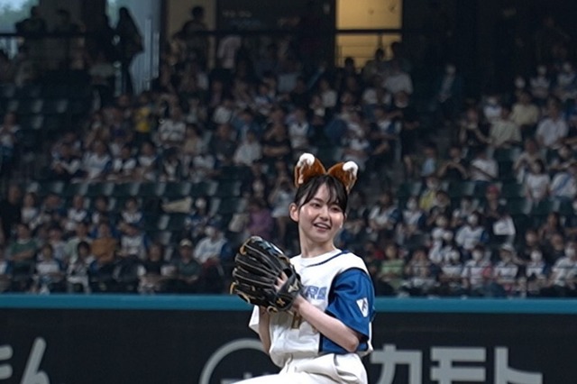 山田杏奈、きつね耳を付けて始球式に登場!ノーバンならずも「鍛えておきます!」 画像