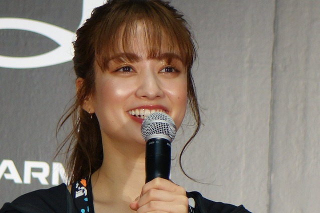 谷まりあ、カンヌで映えた真紅ドレス！『イッテQ』で“正装”出川哲郎とツーショットも 画像