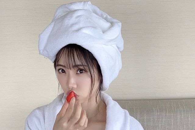 鈴木ふみ奈、白バスローブ姿で赤いイチゴにキス！谷間もチラリ 画像