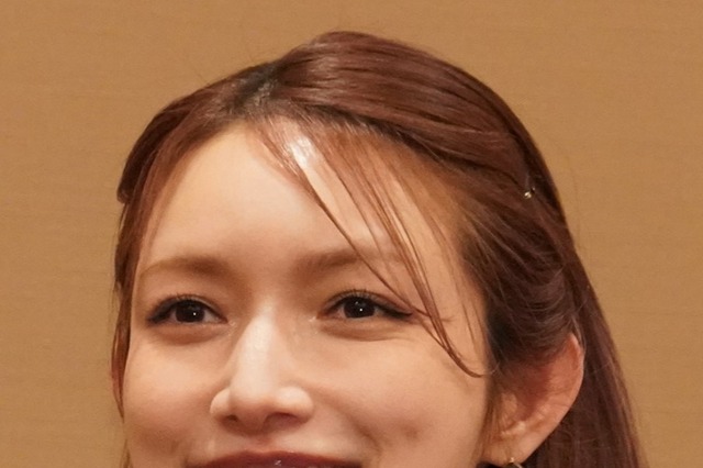 後藤真希、ガウンから谷間ちらり!撮影現場からインスタライブ 画像