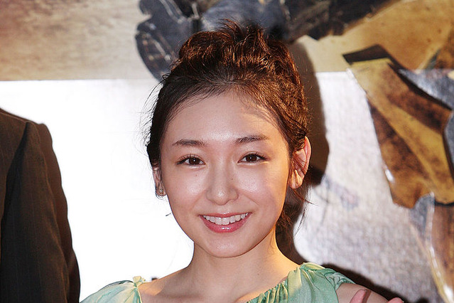 加護亜依、35歳のミニスカ制服姿に「違和感ない」の声 画像