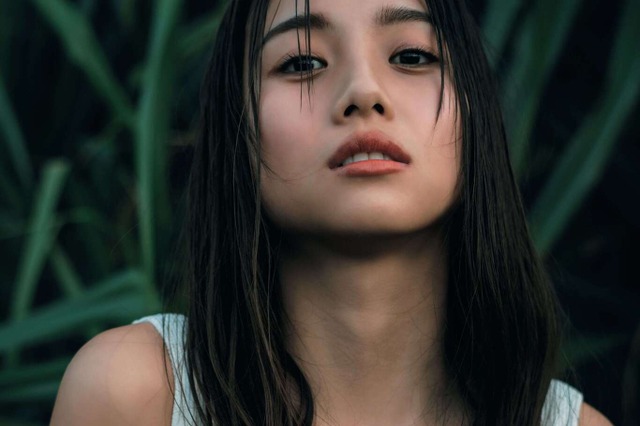 伊原葵、1st写真集『Noon』で大胆ノーブラ、すっぴんランジェリーも！ 画像
