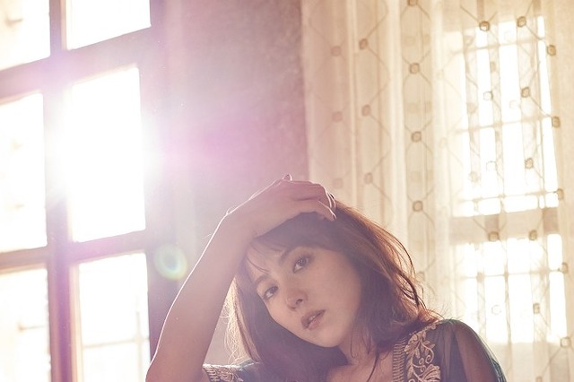 女優・石川恋、ランジェリーや大胆な肌見せカットに挑戦！デビュー10周年記念写真集『signs』 画像