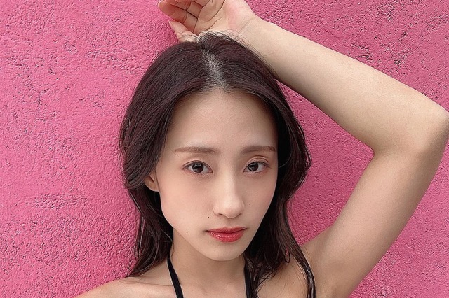 澄田綾乃、胸の谷間がバッチリのぞく黒水着姿に「超綺麗で美人」 画像