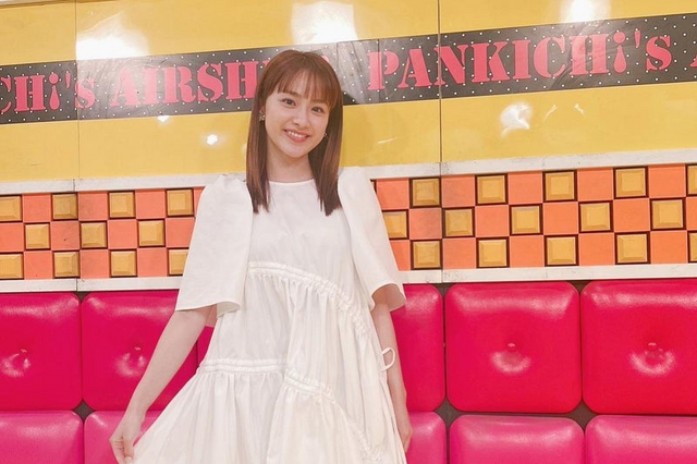 平祐奈、美脚際立つサンダル＆ひざ丈ミニワンピ姿披露「すばせかチームで『ネプリーグ』参戦してきました」 画像