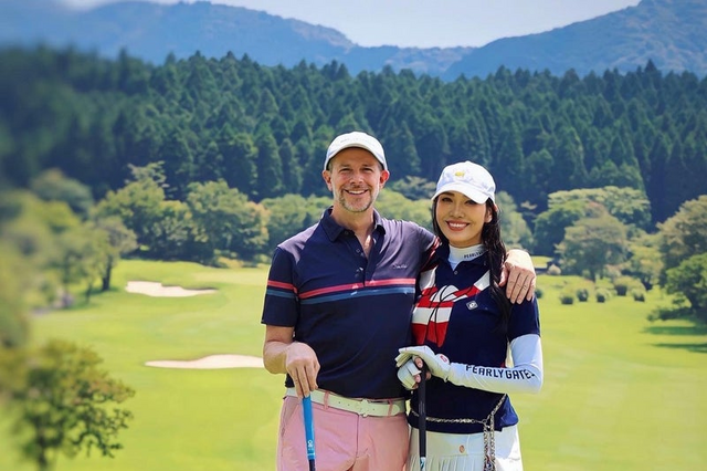 アンミカ、夏のバカンスで夫とラブラブゴルフ！手つなぎラウンドの後ろ姿公開 画像