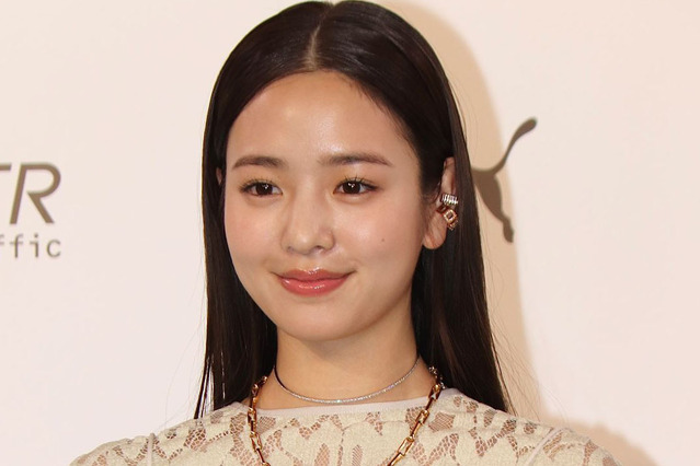 モデル・横田真悠、膝上20センチの超ミニスカでポージング 画像