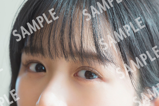 日向坂46・上村ひなの、ソロ写真集『そのままで』特典ポストカードの写真全12点が公開 画像
