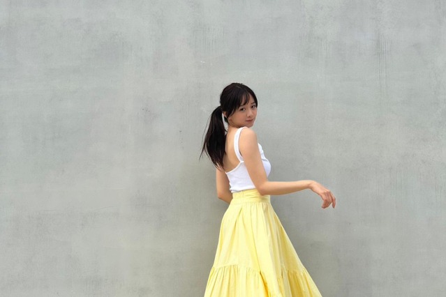 「コンビニや書店で是非見つけて」森香澄アナ、美背中全開で涼しげコーデ 画像