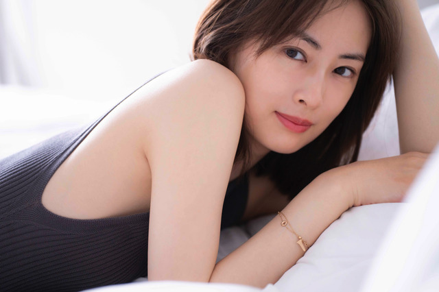 北川景⼦、デビュー20周年を記念した写真集が発売決定!表紙・収録カット・メイキング映像も解禁 画像