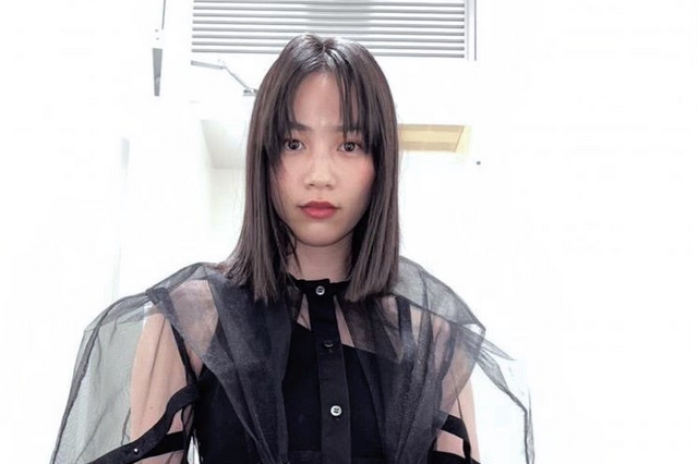 のん、甲冑みたいなシースルートップス×デニム姿のキメオフショ「カッコいい」「ラスボス感」 画像