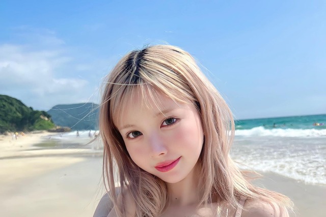 「焼けちゃった」若林萌々、胸元強調のセクシーショット公開 画像