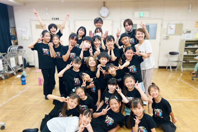 鈴木亜美、10年ぶり出演の音楽劇稽古オフショットで子供たちと満面の笑み 画像