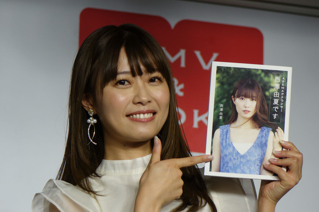 ABEMAアナ・西澤由夏が初フォトエッセイ！背中ががっつり開いたドレス姿も 画像