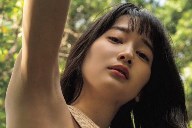 出口亜梨沙、誕生日に写真集発売告知にオフショでビキニ&手ブラ 画像