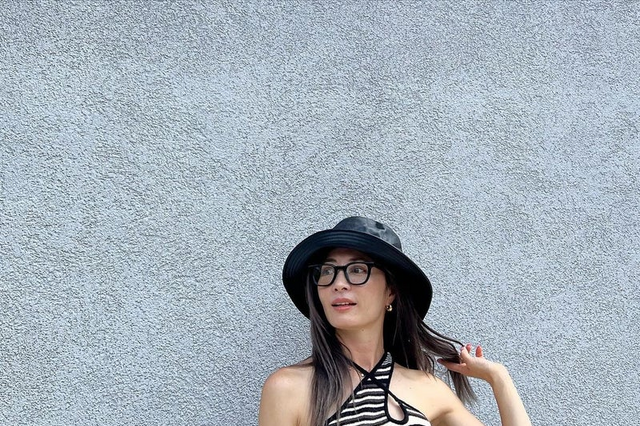 新山千春、日焼け肌にクールなへそ出しコーデ「楽しんだ証ということで」 画像