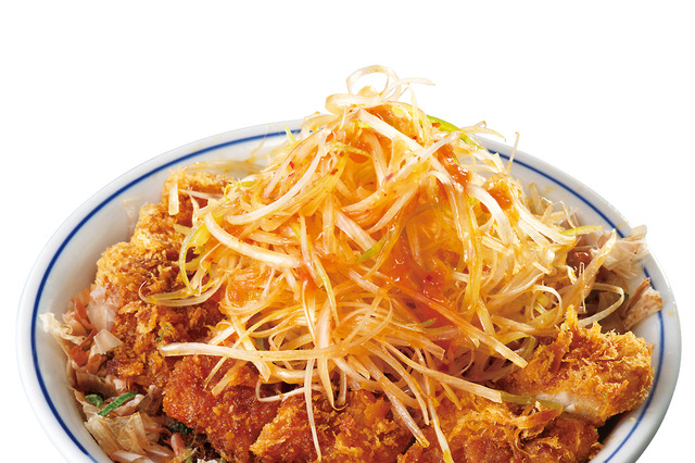 かつや、旨辛がっつり「ネギねぎラー油のロースカツ丼」期間限定販売 画像
