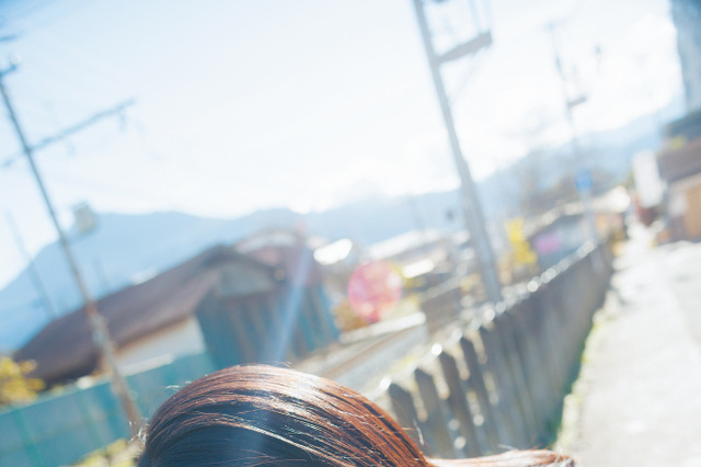 日向坂46・上村ひなの、ソロ写真集の彼女感あふれる秋私服&冬制服 画像