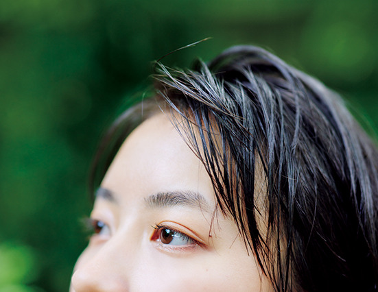 注目の新人女優・藤﨑ゆみあ、グラビアで魅せる神秘的な横顔&等身大の笑顔 画像