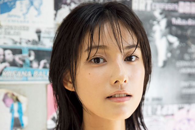 女優・玉田志織、伝説の美少女が大人モードのグラビア 画像