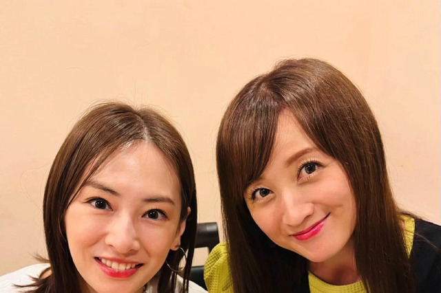 小松彩夏、37歳の誕生日を迎えた北川景子と笑顔で寄り添う2ショット公開 画像