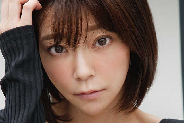 伊瀬茉莉也、胸元セクシーな黒のボディースーツ姿で魅了! 画像