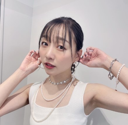 元SKE・須田亜香里、スタイル際立つ真っ白コーデ 画像