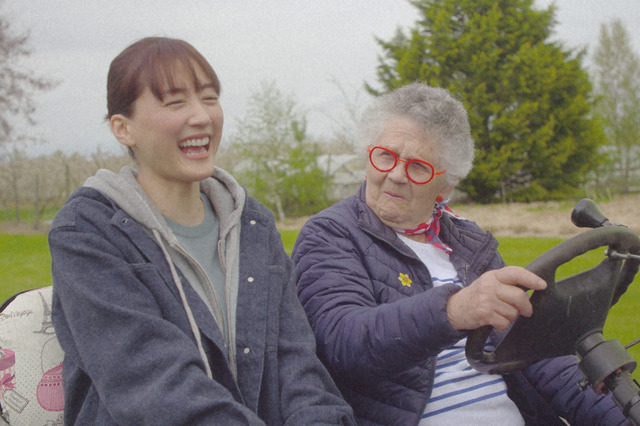 綾瀬はるか、フランスへ！マダムたちから幸せに生きるヒント学ぶ 画像