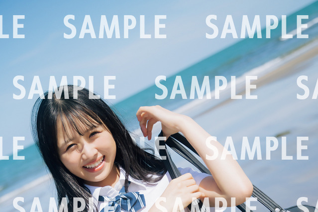 ⽇向坂46・上村ひなの、1st写真集の特典ポストカードより海辺での爽やかな制服カット解禁! 画像