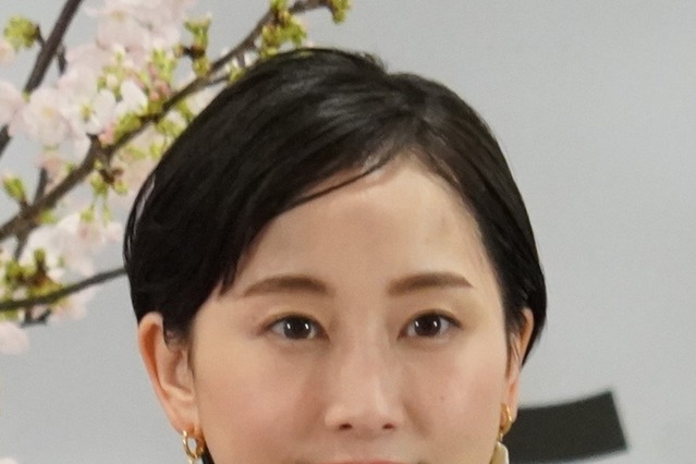 松井玲奈、ウェディングドレス姿のオフショにファン歓喜「フェアリーテイルな美しさ」 画像