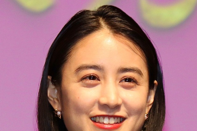 山本美月、美背中&美脚出しオフショに「大人可愛い」「母。さらなる女神」の声 画像