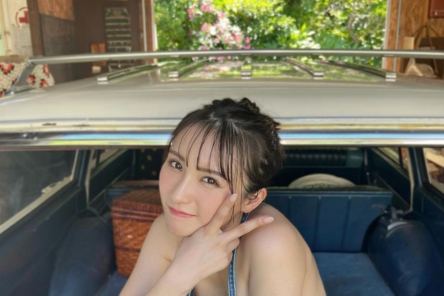 カレンダー発売決定のグラドル伊藤愛真、ノーブラにサロペットのセクシーオフショ 画像