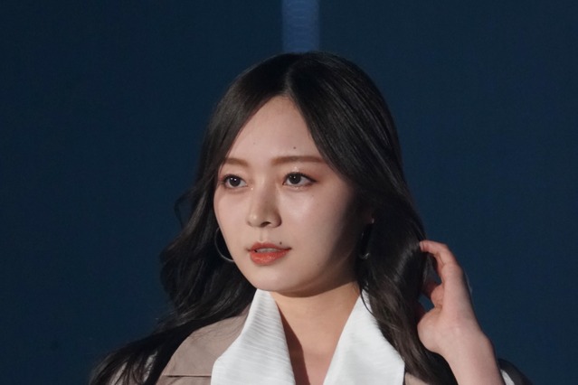 乃木坂46・梅澤美波、リラックスしたメガネの休日ショット 画像