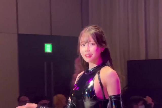 白田まい、ハイレグのレザーボンデージでランウェイ動画！「スタイル良すぎ」「国宝級のおしり」の声 画像