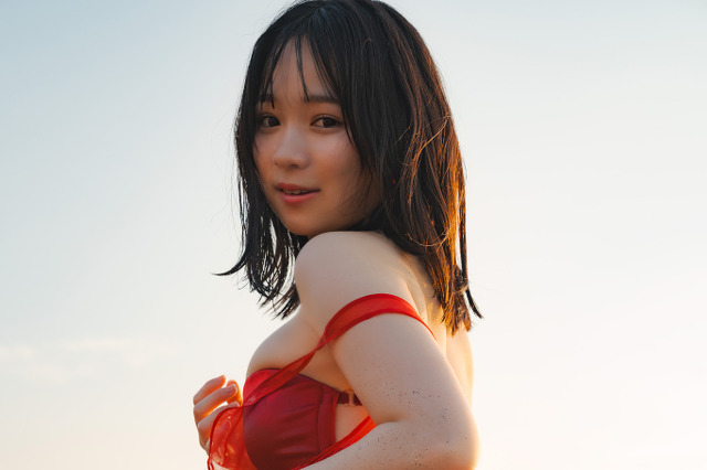 池本しおり、12月1日1st写真集発売！ヒップライン露わな大胆ポーズも 画像