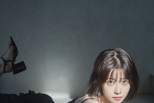 礒部花凜、1st写真集から大人っぽい黒ワンピ姿 画像